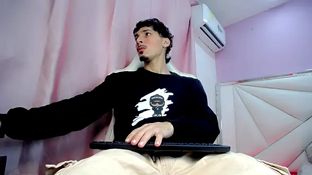 Snapshot of Yankeee_ chatting on December 14, 2025, 4:29 am Yankeee online show from December 14, 2025, 4:29 am