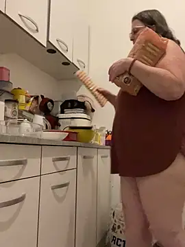 bea french curvy online show from February 2, 2026, 9:03 pm