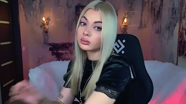 Snapshot of HyileyClark chatting on December 2, 2025, 9:22 am HyileyClark online show from December 2, 2025, 9:22 am