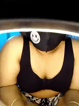 priya2098 online show from May 5, 2026, 1:03 pm