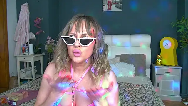 Snapshot of Cougar_Milff chatting on May 17, 2026, 3:56 pm Cougar Milff online show from May 17, 2026, 3:56 pm