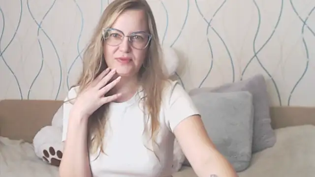 Snapshot of KissKsy chatting on December 1, 2025, 6:14 am KissKsy online show from December 1, 2025, 6:14 am