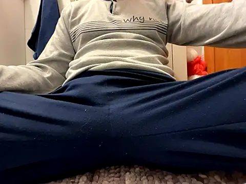 erdestruttor18 online show from November 28, 2025, 8:25 am