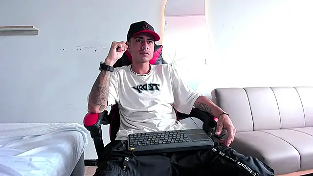 Snapshot of MatthewCullen chatting on December 4, 2025, 5:12 pm MatthewCullen online show from December 4, 2025, 5:12 pm