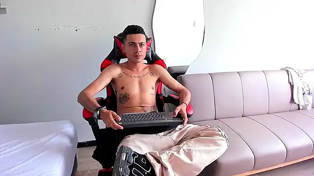 Snapshot of MatthewCullen chatting on December 3, 2025, 7:24 pm MatthewCullen online show from December 3, 2025, 7:24 pm