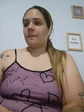 LoreinnFox online show from May 5, 2026, 3:20 am