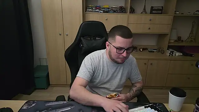 kevinnlovelly online show from April 12, 2026, 11:41 pm