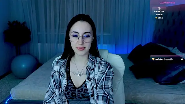 Snapshot of Miss__Linn chatting on December 4, 2025, 1:32 pm Miss Linn online show from December 4, 2025, 1:32 pm