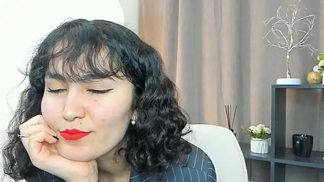 GilmaFaurot online show from December 1, 2025, 8:32 pm