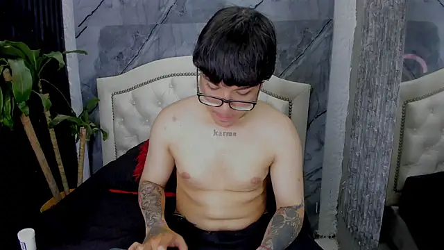 Snapshot of Noah_West18 chatting on December 2, 2025, 7:48 pm Noah West18 online show from December 2, 2025, 7:48 pm