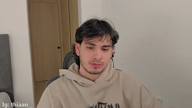 Snapshot of thiaann chatting on December 19, 2025, 2:04 am thiaann online show from December 19, 2025, 2:04 am