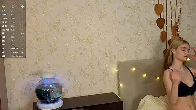 Snapshot of NaomiSwetheart chatting on December 13, 2025, 9:32 pm NaomiSwetheart online show from December 13, 2025, 9:32 pm