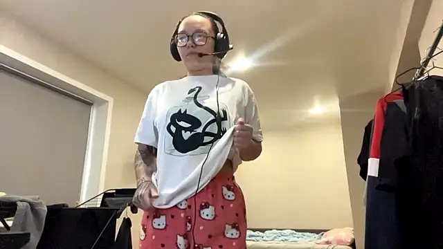 Snapshot of KerriMcbreen chatting on December 3, 2025, 3:18 am KerriMcbreen online show from December 3, 2025, 3:18 am