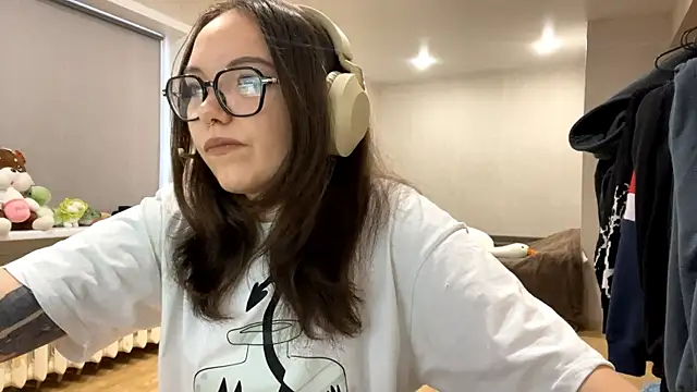 Snapshot of KerriMcbreen chatting on December 15, 2025, 3:45 am KerriMcbreen online show from December 15, 2025, 3:45 am