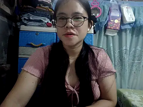 xxdreamgirl69 online show from April 27, 2026, 2:42 am