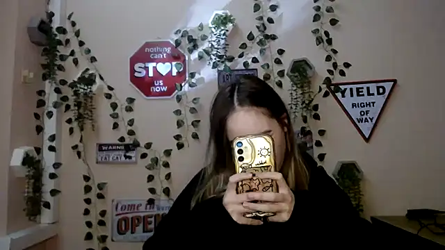 Snapshot of Moon__Lily chatting on December 1, 2025, 3:02 pm Moon Lily online show from December 1, 2025, 3:02 pm