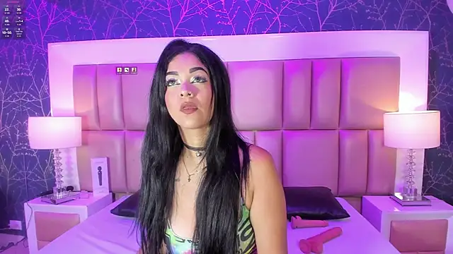 MarianaMontezz online show from April 28, 2026, 8:02 pm