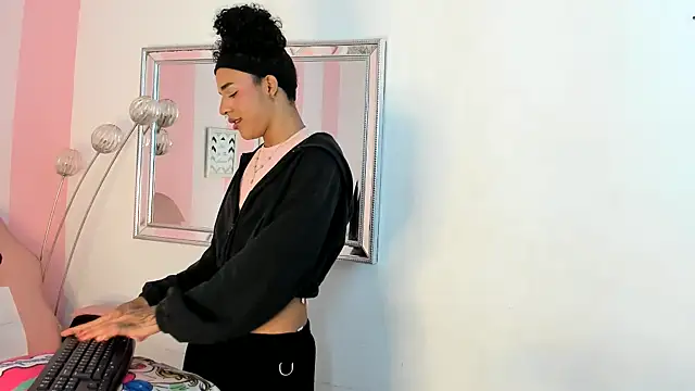 Snapshot of Amaia_Monroe chatting on February 17, 2026, 4:10 am Amaia Monroe online show from February 17, 2026, 4:10 am