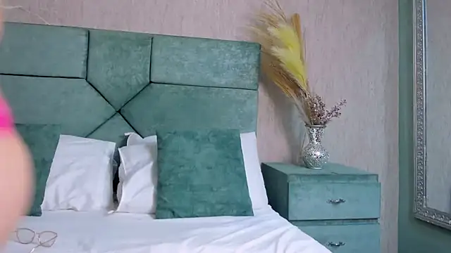 Snapshot of MiaFisherr chatting on December 5, 2025, 12:26 pm MiaFisherr online show from December 5, 2025, 12:26 pm