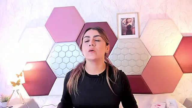 Snapshot of AriaRous chatting on April 16, 2026, 9:39 pm AriaRous online show from April 16, 2026, 9:39 pm