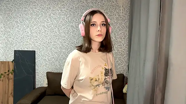 Snapshot of EvaLoveer chatting on December 2, 2025, 11:12 am EvaLoveer online show from December 2, 2025, 11:12 am