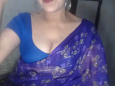 Hotronita123 online show from May 4, 2026, 5:27 pm