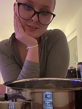 YoungJoyce online show from December 4, 2025, 6:29 pm