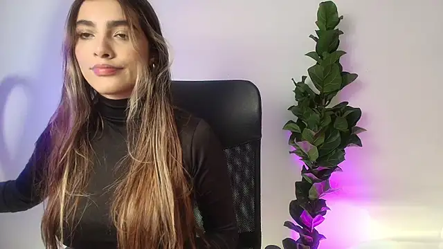 Snapshot of Julieta-8 chatting on December 5, 2025, 12:43 am Julieta-8 online show from December 5, 2025, 12:43 am