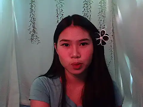 Snapshot of Allysonxx05 chatting on December 16, 2025, 5:11 am Allysonxx05 online show from December 16, 2025, 5:11 am