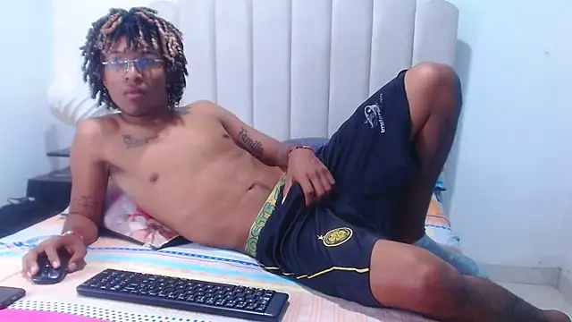 Snapshot of BobbyHot_4u chatting on December 4, 2025, 12:48 pm BobbyHot 4u online show from December 4, 2025, 12:48 pm