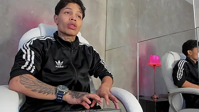 Snapshot of Renzo_Dogan chatting on December 3, 2025, 3:07 am Renzo Dogan online show from December 3, 2025, 3:07 am