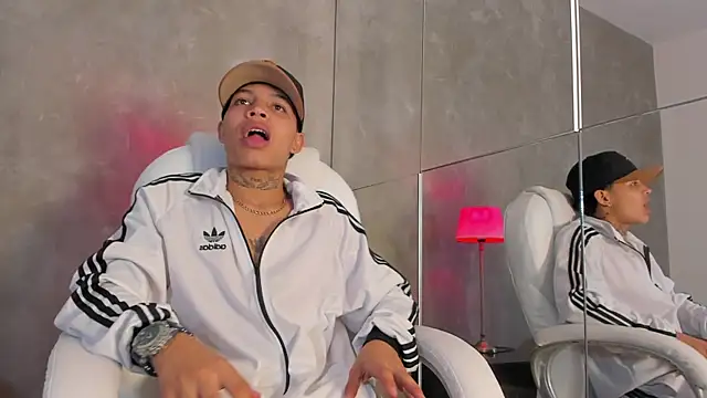 Snapshot of Renzo_Dogan chatting on December 2, 2025, 2:45 am Renzo Dogan online show from December 2, 2025, 2:45 am