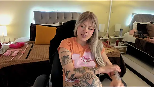 Snapshot of Saskia_Vellour chatting on December 17, 2025, 7:08 pm Saskia Vellour online show from December 17, 2025, 7:08 pm