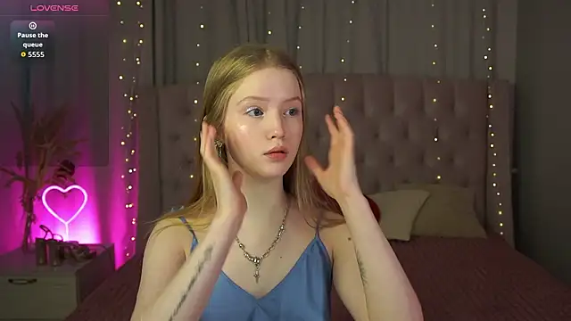 LilianHoward online show from February 5, 2026, 12:01 pm