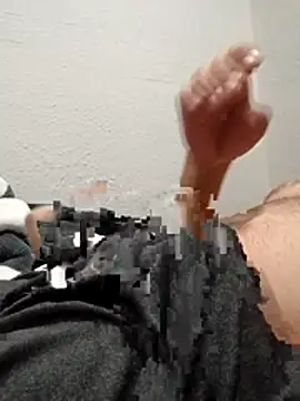 Snapshot of Lalin2323 chatting on March 23, 2026, 12:11 am Lalin2323 online show from March 23, 2026, 12:11 am