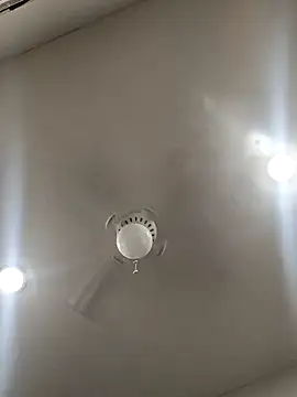 Snapshot of Lalin2323 chatting on March 16, 2026, 2:30 am Lalin2323 online show from March 16, 2026, 2:30 am