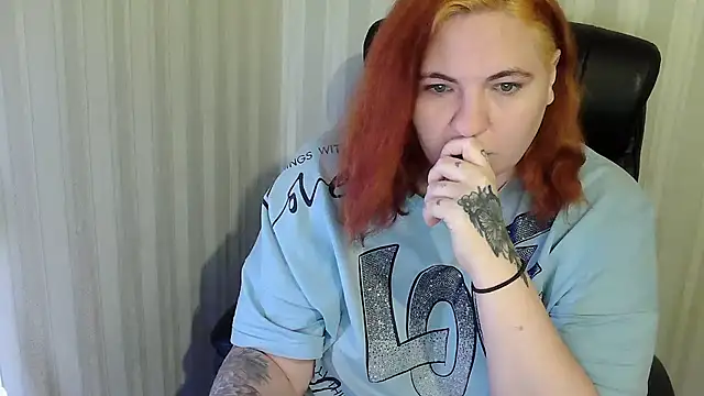 Snapshot of LisaLeon chatting on December 5, 2025, 6:01 am LisaLeon online show from December 5, 2025, 6:01 am