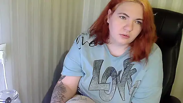 Snapshot of LisaLeon chatting on December 4, 2025, 1:43 pm LisaLeon online show from December 4, 2025, 1:43 pm