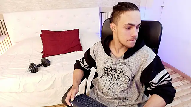 Snapshot of PatrickS25 chatting on December 16, 2025, 3:44 am PatrickS25 online show from December 16, 2025, 3:44 am