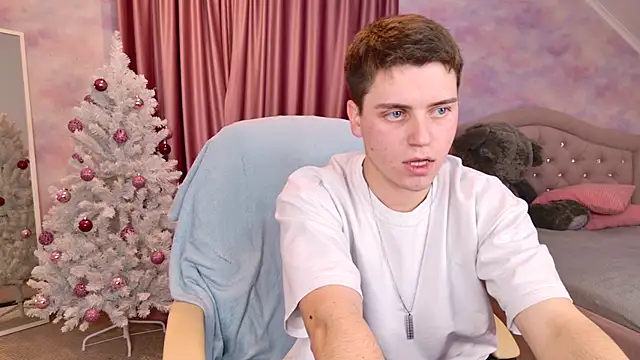 Snapshot of Olie_Sparkle chatting on December 5, 2025, 1:27 am Olie Sparkle online show from December 5, 2025, 1:27 am