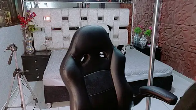 StormLuxX online show from December 23, 2025, 4:56 am