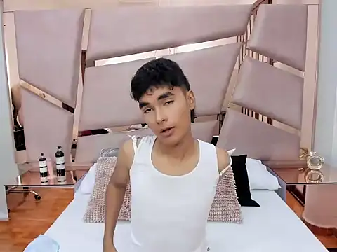 Snapshot of LittleNito chatting on December 15, 2025, 8:03 pm LittleNito online show from December 15, 2025, 8:03 pm