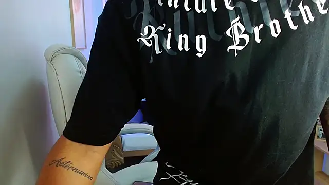 Snapshot of aroon_12 chatting on December 3, 2025, 11:20 am aroon 12 online show from December 3, 2025, 11:20 am