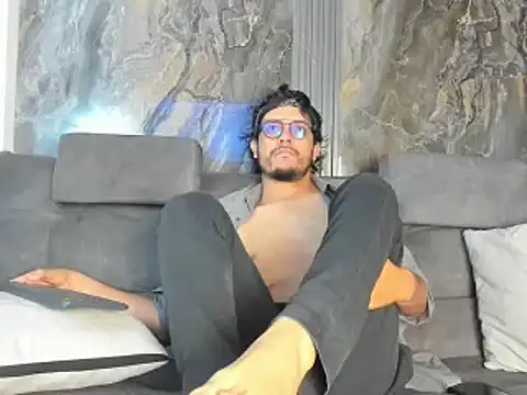 Snapshot of EnzoDarkwood chatting on December 15, 2025, 2:01 pm EnzoDarkwood online show from December 15, 2025, 2:01 pm