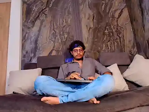 Snapshot of EnzoDarkwood chatting on December 5, 2025, 1:43 pm EnzoDarkwood online show from December 5, 2025, 1:43 pm