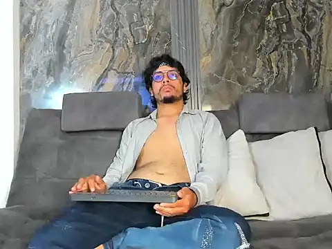 Snapshot of EnzoDarkwood chatting on December 4, 2025, 1:43 pm EnzoDarkwood online show from December 4, 2025, 1:43 pm