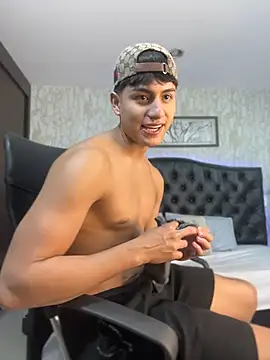 Snapshot of Lander_Cruz chatting on July 8, 2026, 7:47 pm Lander Cruz online show from July 8, 2026, 7:47 pm