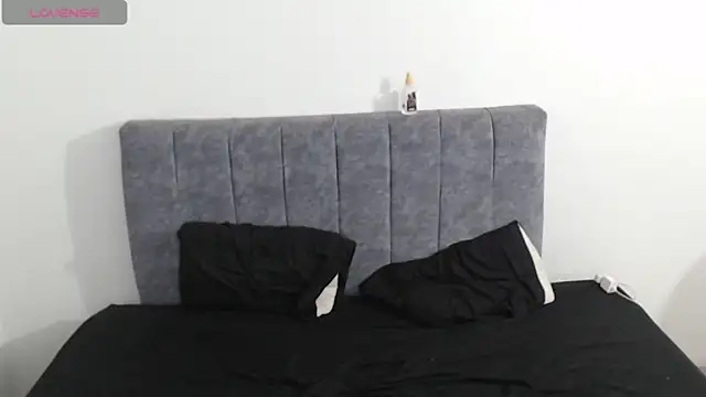 hottie couplee online show from April 22, 2026, 10:49 pm