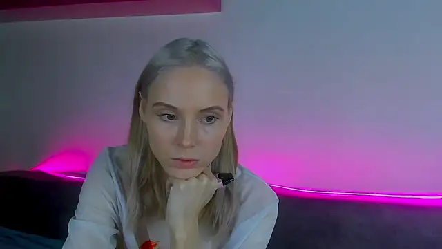 Snapshot of Gina_Gina_love chatting on December 5, 2025, 8:13 am Gina Gina love online show from December 5, 2025, 8:13 am