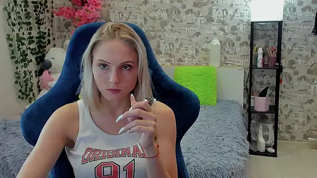 Snapshot of Gina_Gina_love chatting on August 6, 2026, 1:00 am Gina Gina love online show from August 6, 2026, 1:00 am